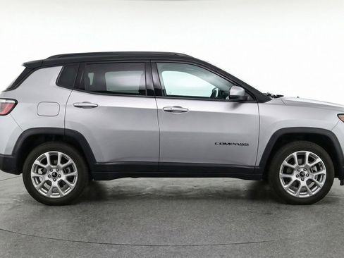 Used 2025 Jeep Compass Limited image 11