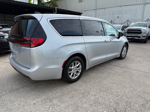 Used 2024 Chrysler Pacifica Touring-L FWD image 4