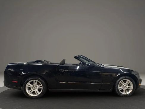 Used 2010 Ford Mustang Convertible image 10