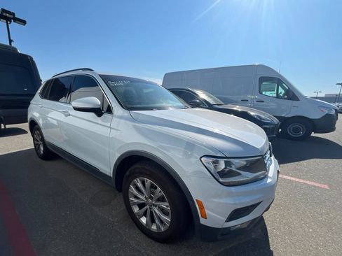 Used 2018 Volkswagen Tiguan SE w/ Panoramic Sunroof Package FWD image 2