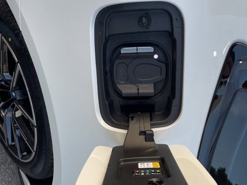 Used 2023 BMW i4 eDrive40 w/ M Sport Package image 27