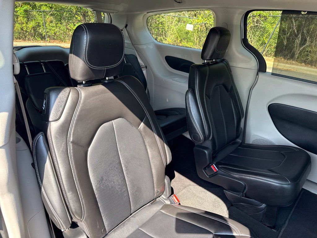 Used 2024 Chrysler Pacifica Touring-L FWD image 38