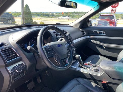 Used 2017 Ford Explorer XLT w/ Equipment Group 202A AWD/4WD image 12