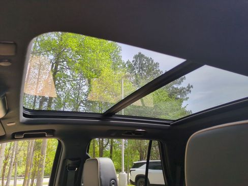 Used 2024 Chevrolet Tahoe Premier w/ Premium Package image 29