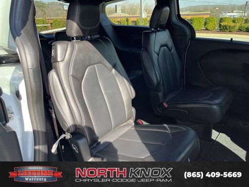 Used 2025 Chrysler Pacifica Select image 19