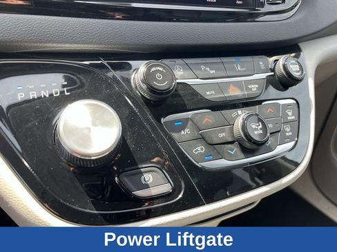 Used 2023 Chrysler Pacifica Touring-L FWD image 41