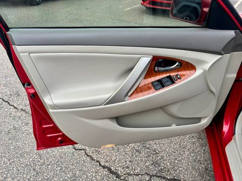 Used 2011 Toyota Camry LE image 9