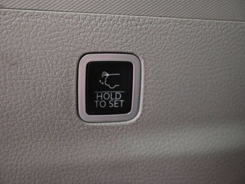 Used 2024 Jeep Wagoneer L Series II w/ Flexible Seating Group RWD image 9