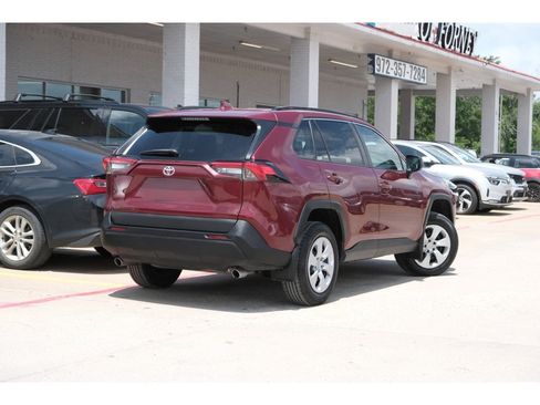 Used 2021 Toyota RAV4 LE AWD/4WD image 2