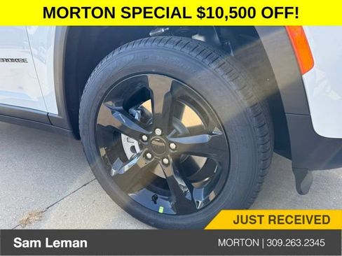 New 2025 Jeep Grand Cherokee Limited w/ Black Appearance Package image 4