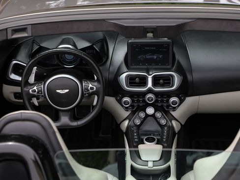 Used 2023 Aston Martin V8 Vantage Roadster RWD image 21