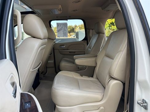 Used 2013 Cadillac Escalade ESV Premium AWD/4WD image 16