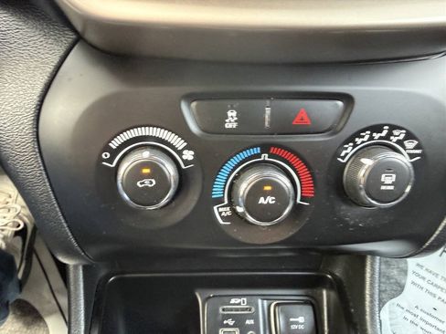 Used 2014 Jeep Cherokee Sport FWD image 20