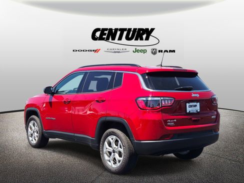 Used 2025 Jeep Compass Latitude w/ Sun & Sound Group AWD/4WD image 6