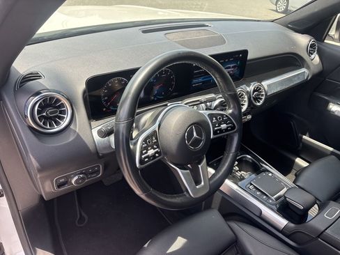 Used 2023 Mercedes-Benz GLB 250 4MATIC w/ Premium Package image 4