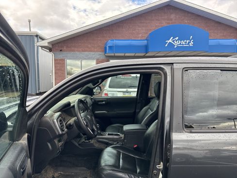 Used 2019 Toyota Tacoma TRD Sport image 10