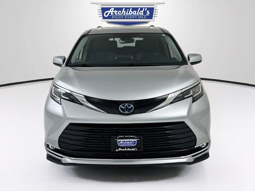 Used 2022 Toyota Sienna XLE FWD image 2