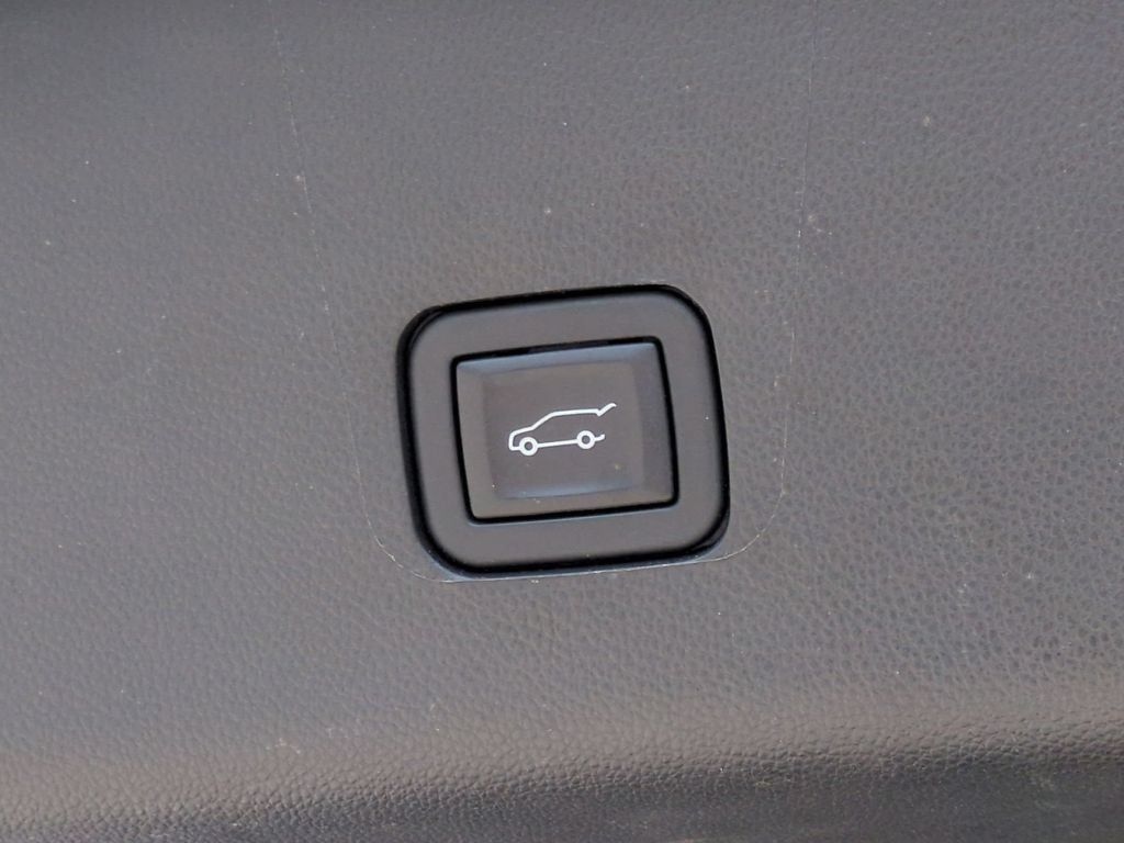 Used 2023 Chevrolet Traverse LT FWD image 14