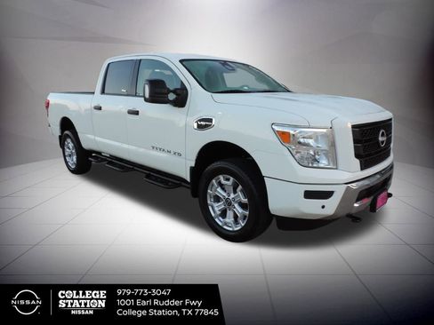 Certified 2024 Nissan Titan SV w/ SV Convenience Package image 3