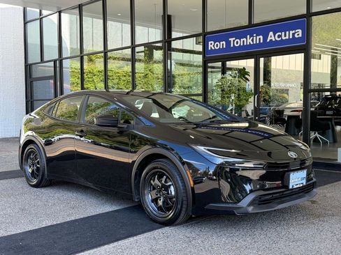 Used 2024 Toyota Prius LE image 2