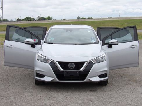 Used 2020 Nissan Versa SV FWD image 21