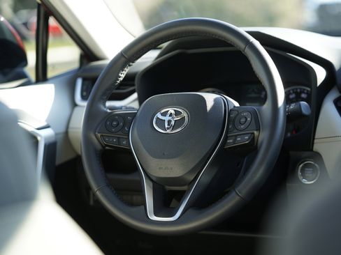 Used 2022 Toyota RAV4 XLE Premium image 19