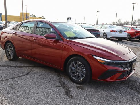 Used 2024 Hyundai Elantra SEL image 3