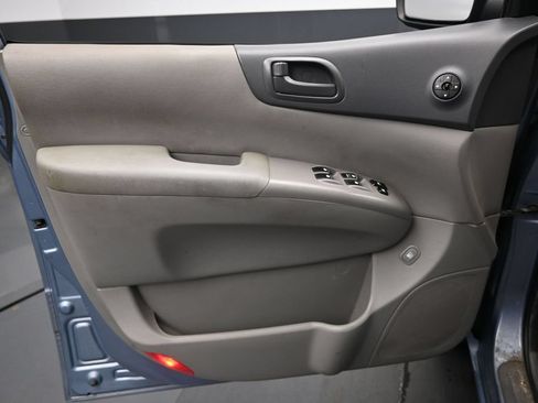 Used 2012 Kia Sedona LX FWD image 17