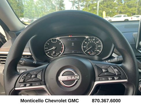 Used 2024 Nissan Altima 2.5 SV FWD image 12