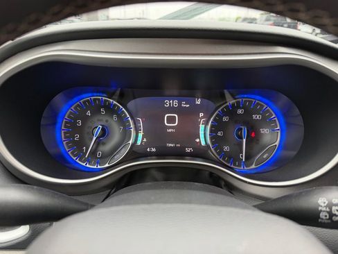 Used 2023 Chrysler Pacifica Touring-L FWD image 10