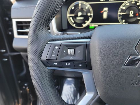 New 2025 Mitsubishi Outlander SE image 24