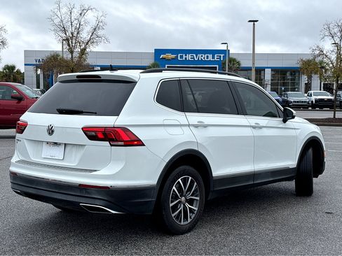 Used 2020 Volkswagen Tiguan SE w/ Panoramic Sunroof Package image 18