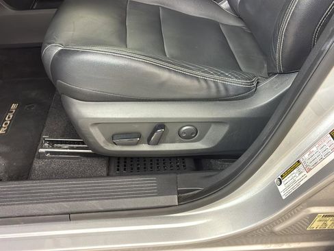 Used 2021 Nissan Rogue SL w/ Premium Package image 11