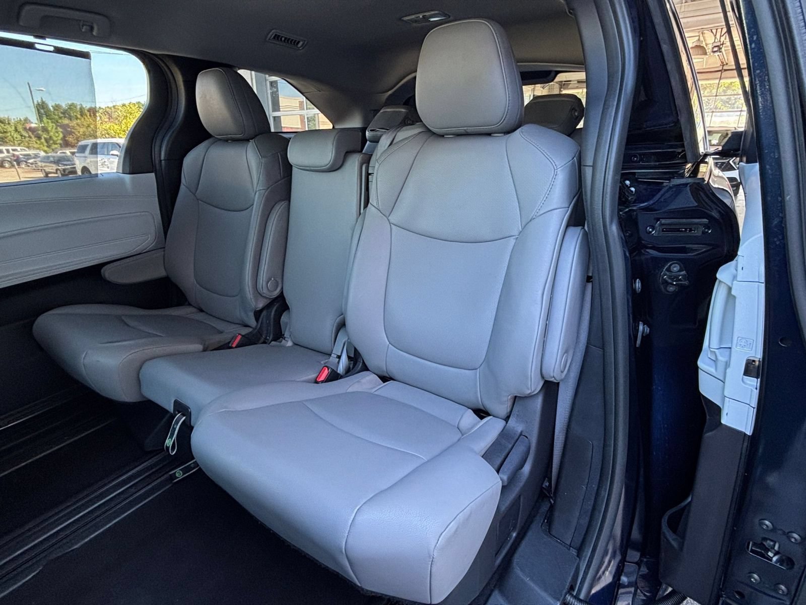 Used 2025 Toyota Sienna XLE FWD image 26