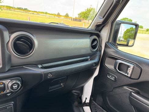 Used 2023 Jeep Gladiator Sport AWD/4WD image 17