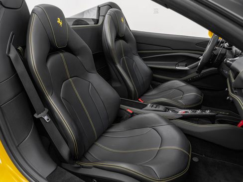 Certified 2021 Ferrari F8 Tributo RWD image 32