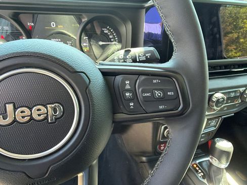 Used 2025 Jeep Wrangler Willys AWD/4WD image 28