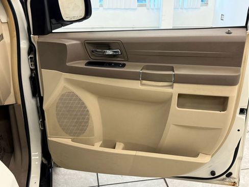Used 2008 Chrysler Town & Country LX image 22