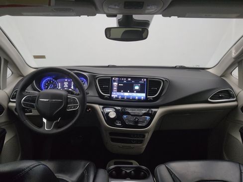 Used 2022 Chrysler Pacifica Touring-L image 22