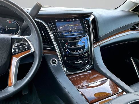 Used 2017 Cadillac Escalade ESV Luxury AWD/4WD image 9