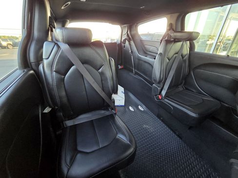 Used 2025 Chrysler Pacifica Select FWD image 32