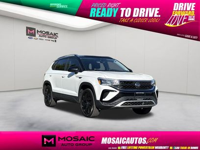 Used 2024 Volkswagen Taos SE w/ Panoramic Sunroof Package