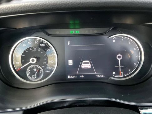 Used 2025 Genesis G70 2.5T image 21