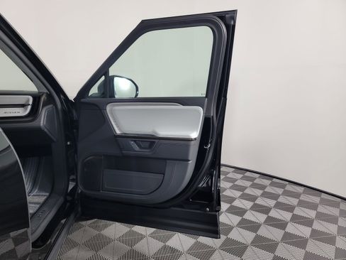 Used 2025 Rivian R1S Premium image 18