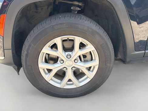 Used 2023 Jeep Grand Cherokee L Limited AWD/4WD image 9