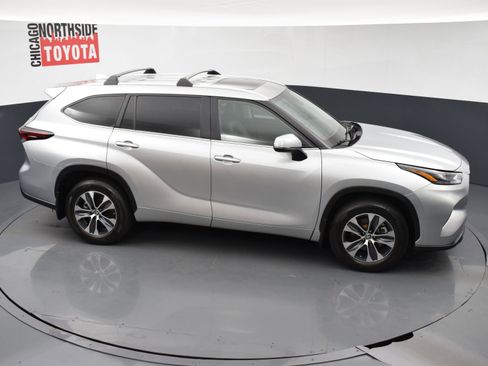 Used 2024 Toyota Highlander XLE AWD/4WD image 25