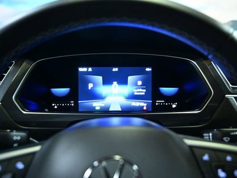 Used 2022 Volkswagen Tiguan SE image 37