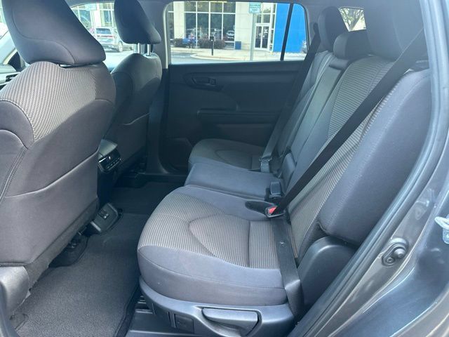 Used 2025 Toyota Highlander LE FWD image 12