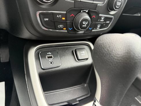 Used 2018 Jeep Compass Sport w/ Tech Group FWD image 27
