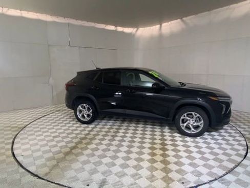 Used 2024 Chevrolet Trax LS w/ LS Convenience Package FWD image 4